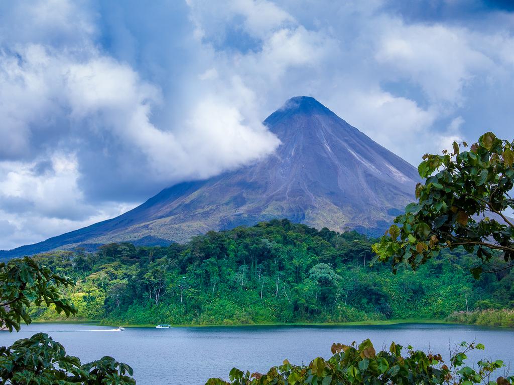 Private tours Costa Rica to the picturesque Arenal Lake Guanacaste Viajes